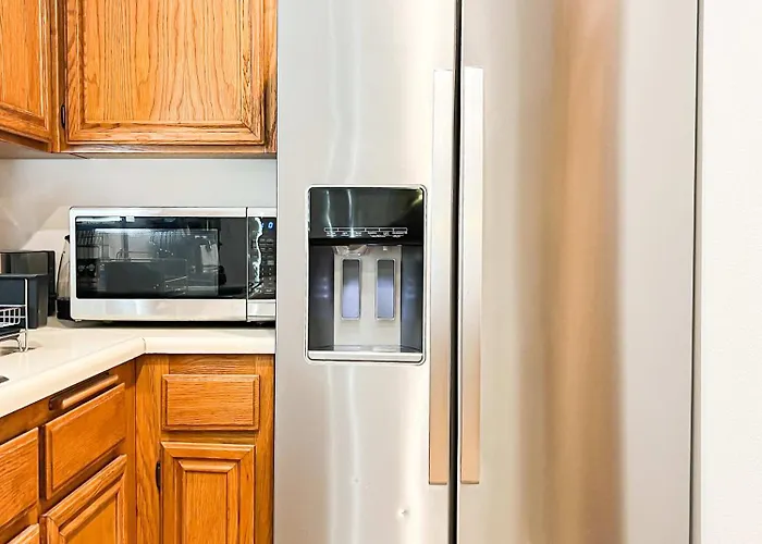 Comfy 2-Bedroom Home In Hollywood