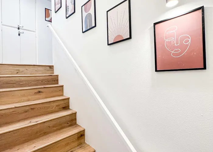 Comfy 2-Bedroom Home In Hollywood