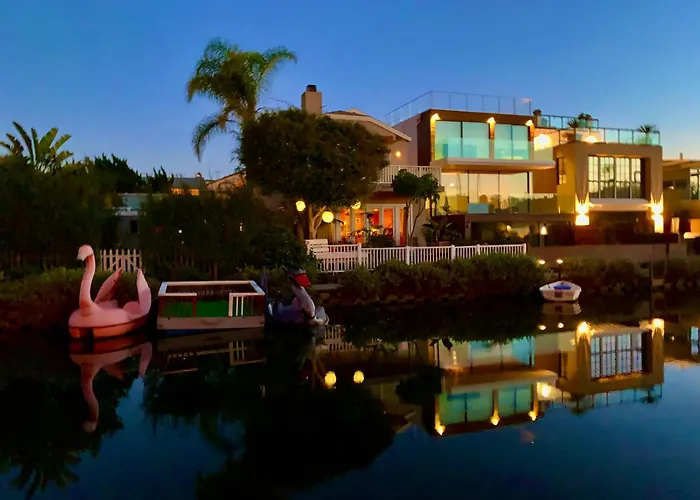 Chic Venice Beach Bungalow Steps From The Canals & Beach