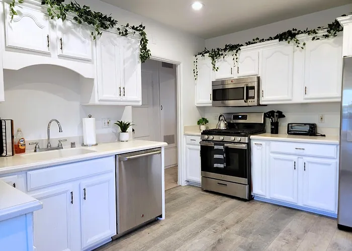 Private And Large 2 Bedroom House With Pool Table, Backyard And Office Near Attractions