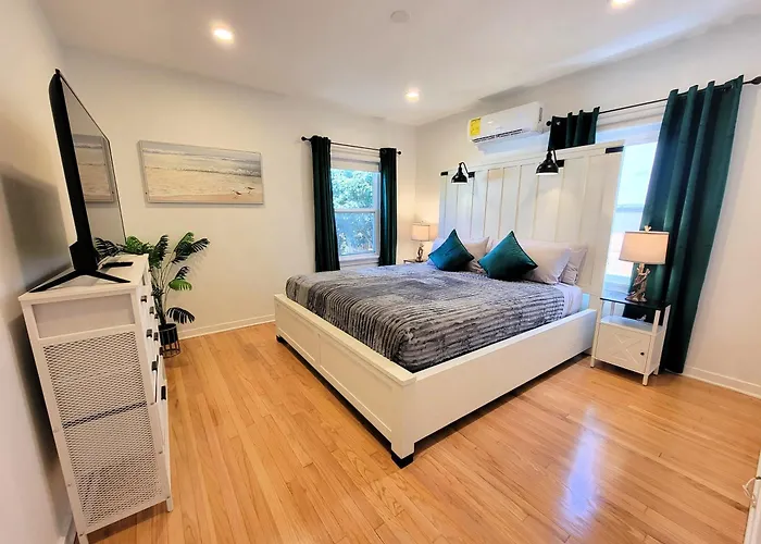 Private And Large 2 Bedroom House With Pool Table, Backyard And Office Near Attractions